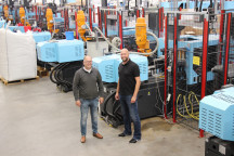 Arend-Jan Horst, oprichter en directeur van AKROH Industries (links) en Jarno Thiele van Thiele & Kor Plastics Machinery bij de nieuwe Sumitomo SHI Demag-spuitgietmachines in de nieuwe productiehal.