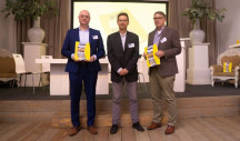 Het rapport CO2-reductie met circulaire kunststoffen in Nederland overhandigd, v.l.n.r. Harold de Graaf (NRK), Geert Bergsma (CE Delft) en Theo Stijnen (PlasticsEurope Nederland). (Foto: Rethink Plastics)