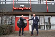Directeur Arjen van de Werve en managing director Joan Hanegraaf (links) bekrachtigen de overname voor  het hoofdkantoor van Stempher in Rijssen