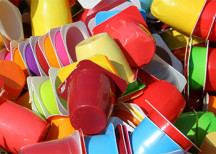 Niet-recycleerbaar plastic afval grondstof voor chemische recyclingactiviteiten