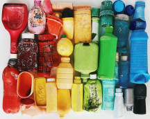 Flessen en objecten gevonden op het strand. Foto: Meredith Andrews, Ocean Image Bank