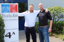 Jan Eiko Kor (links) en Jarno Thiele (rechts) voor het pand van Thiele&Kor Plastics Machinery in Nieuwegein.