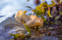 Een hydrofoob microporeus membraan gemaakt van plastic afval kan industriële chemische scheidingen milieuvriendelijker maken. Foto: KAUST; Morgan Bennett Smith.