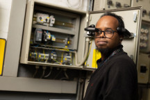 Het bedrijf gebruikt AR-brillen bij instel- en afstelonderhoudswerk. Wienholts spoort de werknemers aan om af en toe met het systeem te oefenen, zodat ze er vertrouwd mee zijn wanneer het nodig is.