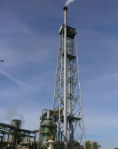 Fakkel van naftakraker Olefins 4 van SABIC op het chemisch industrieterrein Chemelot. Foto: Tibor via Wikimedia Commons