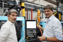 Richard Brandwijk (rechts), directeur en eigenaar van Egmond Plastic, met Thiele&Kor-accountmanager Mark Andringa bij een van de elektrische spuitgietmachines van Sumitomo-Demag. Eind september komen de volgende drie.